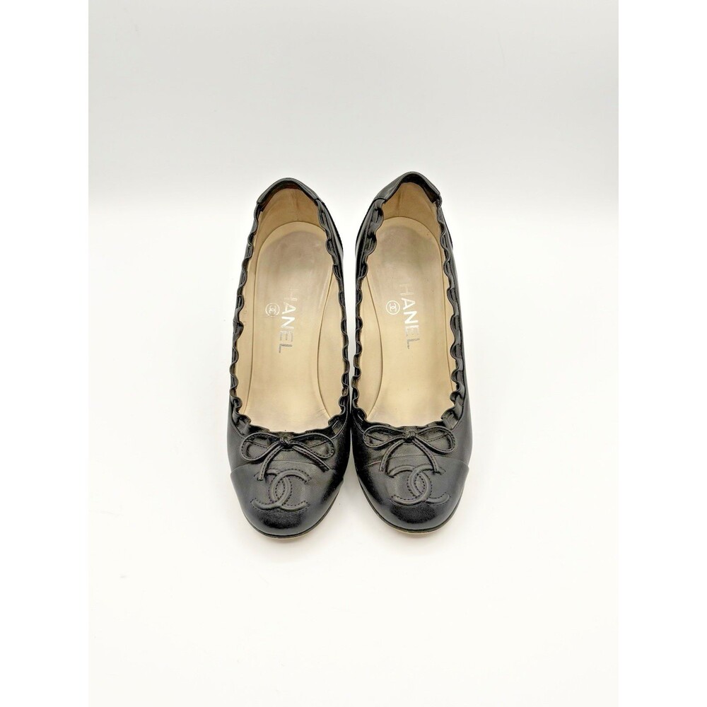 Chanel Black Leather Heels CC Cap Toe w/ Bow & Ruffle Accent Y2K Sz EU 36